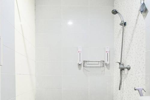 RedDoorz at Siwalankerto Surabaya tesisinde bir banyo