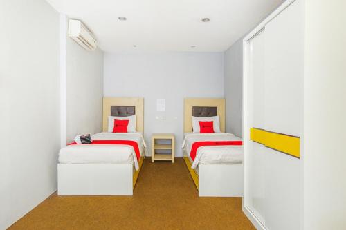 A bed or beds in a room at RedDoorz at Siwalankerto Surabaya