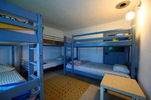Tempat tidur susun dalam kamar di Danube Delta Hostel Homestay & Camping