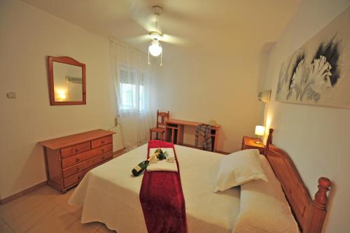 a bedroom with a bed and a dresser at Apto Terrazas 3 Rooms 2 baños Cabildo Playa Parking in Sanlúcar de Barrameda