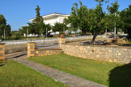 Gallery image of Alexandros Apartments , Beachfront Retreat near Petalidi with Private Sunbeds & Sea View in Kalamaki Messinia