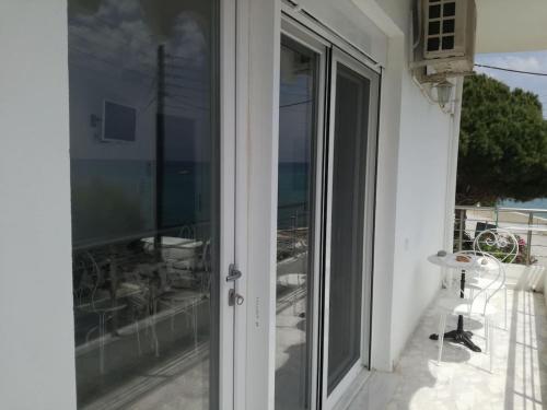 Un balcón o terraza en Seafront Apartment