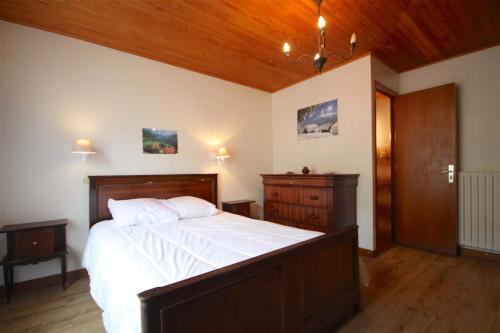 モルジヌにあるTriolet 1の木製の天井が特徴のベッドルーム1室(大型ベッド1台付)
