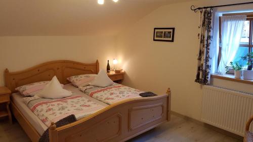 バート・ヒンデラングにあるFerienwohnung Holzheyのベッドルーム1室(枕付きのベッド1台、窓付)