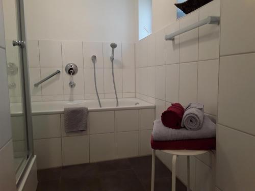 バート・ヒンデラングにあるFerienwohnung Holzheyのシャワー、浴槽、洗面台を備えたバスルーム
