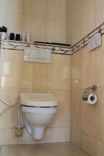 Ένα μπάνιο στο Villa Mafini