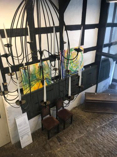 una lámpara colgando de una pared con dos taburetes en Haus Buuck - Appartement en Rüthen