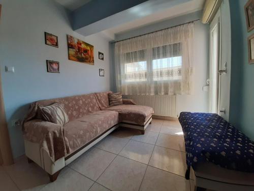 sala de estar con sofá y ventana en Apartment with Balcony and Parking en Kavala