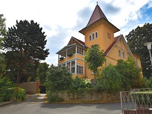 バート・ズダーオーデにあるModern holiday home in a listed villa with a view of Bad Suderodeの黄色い家