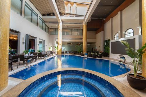 a large swimming pool in a hotel lobby at Warwick Al Khobar in Al Khobar
