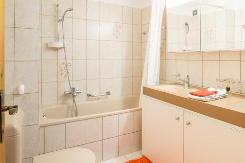 a bathroom with a shower toilet and a sink at Casa sur Plaun - 3.5 Zimmerwohnung in Sagogn