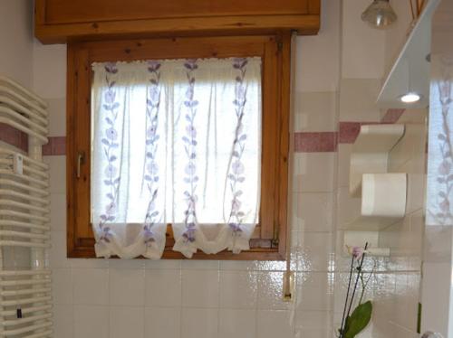 a window with a curtain in a bathroom at A CASA DI GIANCARLA in Bologna