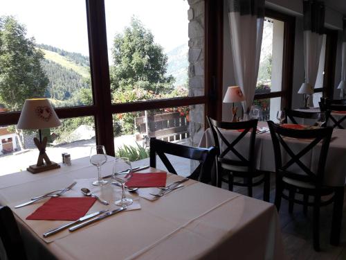 a dining room with a table with a white table cloth at Le Chabi in La Chapelle-dʼAbondance