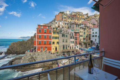 a view of a town on a hill with the ocean at Il mare in casa in Riomaggiore
