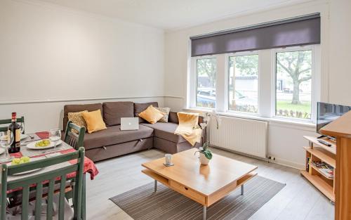 A seating area at Stirling Mercury Apartment - Scotland Holiday Let