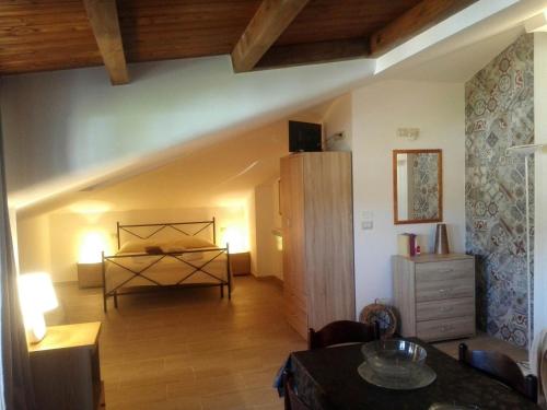 sala de estar con cama y suelo de madera en Villa Marysa Apartments Seaview, en Giardini Naxos
