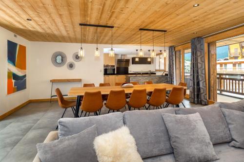 un salon avec un canapé et une table dans l'établissement Colibri Uno, à Morzine