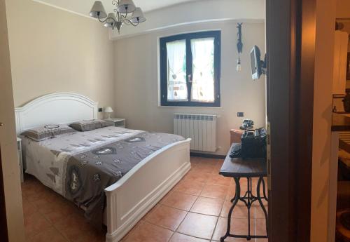 a bedroom with a large bed and a window at Elfoghiro' in Ateleta