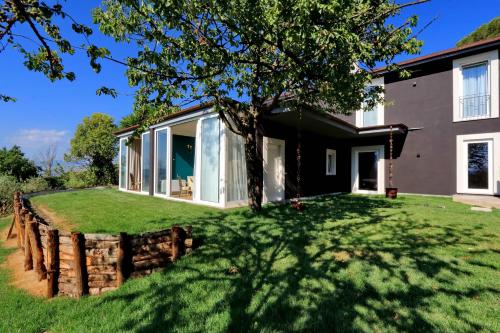 a home with a tree stump in the yard at Tenuta Lisetta in Monterotondo