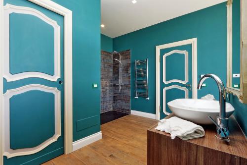 a bathroom with blue walls and a white sink at Tenuta Lisetta in Monterotondo