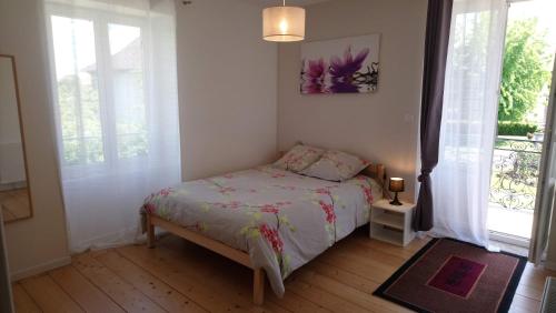 une petite chambre avec un lit et une fenêtre dans l'établissement Appartement Duplex, à Bretenoux