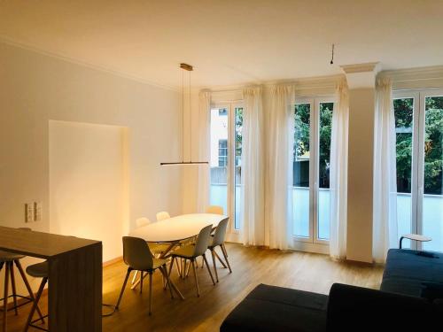 慕尼黑的住宿－Moderne stilvolle Wohnung im Herzen Münchens，客厅配有桌椅