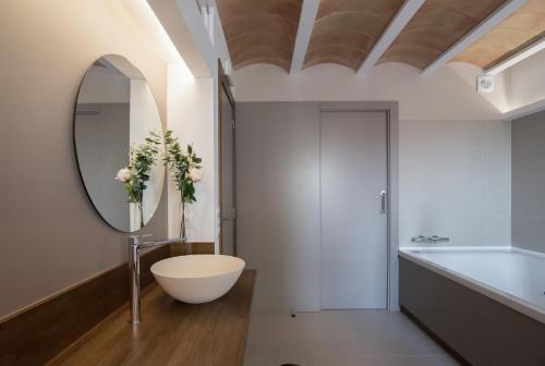 baño con bañera blanca y espejo grande en Rosella by CASALEA, en Morella