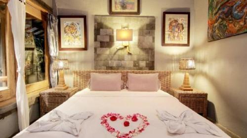 Кровать или кровати в номере Astuti Gallery Homestay