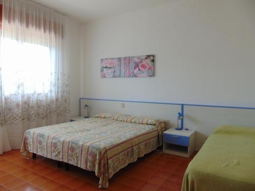リニャーノ・サッビアドーロにあるVilla Marisaのベッドルーム1室(ベッド2台、窓付)