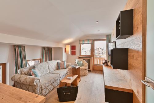 a living room with a couch and a table at Hotel Petersboden in Lech am Arlberg