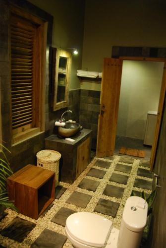 Ванная комната в Astuti Gallery Homestay