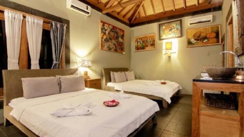 Кровать или кровати в номере Astuti Gallery Homestay
