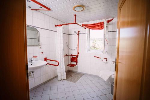 ein Bad mit einem Waschbecken, einem WC und einem Fenster in der Unterkunft Stixenhof - Ferienwohnung Heidi Nehmeier in Haundorf