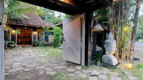 Сад в Astuti Gallery Homestay