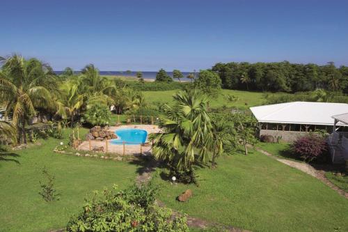 an aerial view of a yard with a swimming pool at Gîtes Mosaïques in Sainte-Rose