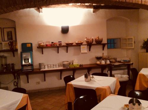 Reštaurácia alebo iné gastronomické zariadenie v ubytovaní Albergo Cannon d'Oro