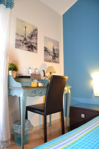 ein blaues Zimmer mit einem Schreibtisch und einem Stuhl in der Unterkunft B&B Due Fontane in Caltanissetta