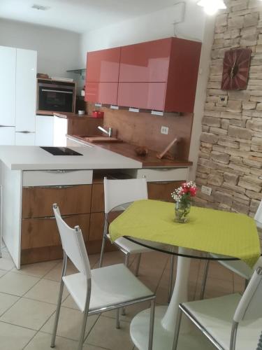 Köök või kööginurk majutusasutuses Apartma Zalka