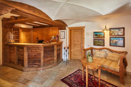 uma cozinha com um balcão de madeira e uma mesa em Garni Karin em Corvara in Badia