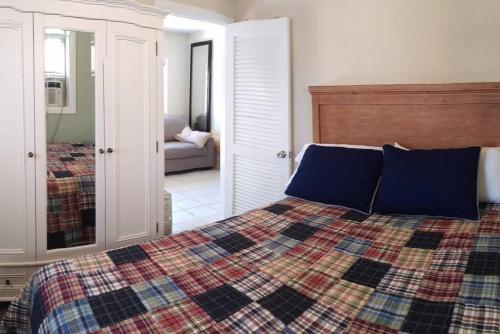 1 dormitorio con 1 cama con almohadas azules en Wildwoof Beach Bungalow @ NW. 3 Blocks to Beach! en North Wildwood