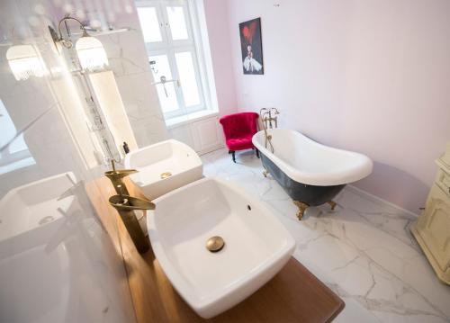 Kúpeľňa v ubytovaní Rooms in a luxury gorgeous newly refurbished apartment - historic centre