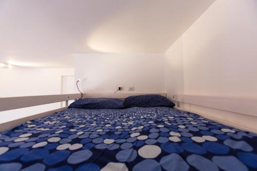 a small bedroom with a blue and white bed at lillaholidays in Milan