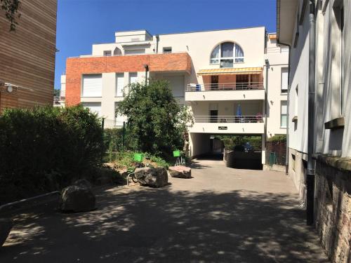 une allée vide devant un bâtiment blanc dans l'établissement Bel appartement, à Strasbourg