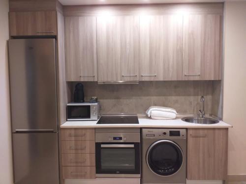 kuchnia z lodówką ze stali nierdzewnej i zlewozmywakiem w obiekcie Apartamentos Vacacionales Joctis, Bajo A w mieście Fuengirola