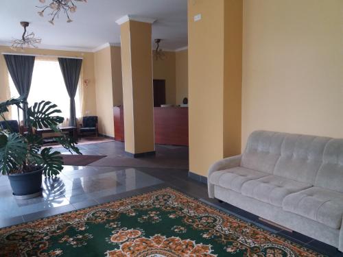 uma sala de estar com um sofá e um tapete em Hotel Aleksandria em Kharkov