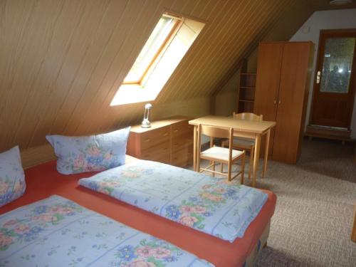 Llit o llits en una habitació de Gästehaus Gauernitzer Hof