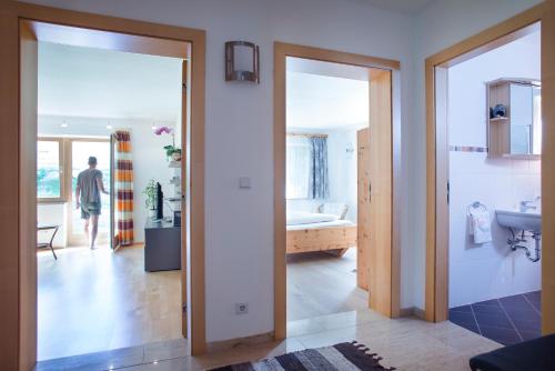 Zimmer mit einer Tür zum Bad in der Unterkunft Karwendelgold in Scharnitz