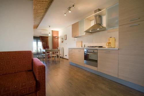 cocina con sofá y mesa en una habitación en Al Gallo Cividale- mansarda o piano terra, en Cividale del Friuli