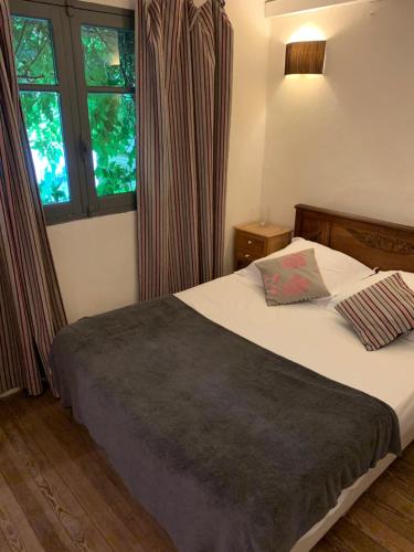 una camera con un letto e due finestre di La maison d’arles a Arles