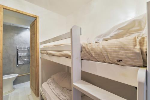 メリベルにあるResidence Les Ravines - maeva Homeの鏡付きの部屋の二段ベッド1台分です。